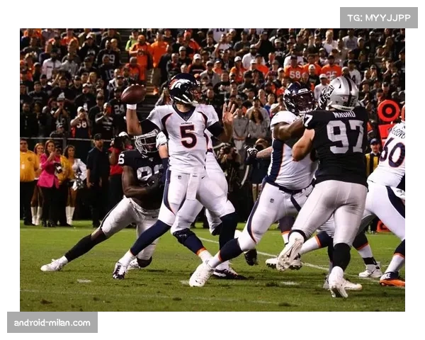 老鹰跑卫桑德斯冲球达阵 稳固球队领先地位